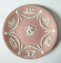 Assiette à gâteau en jaspe rose Wedgwood : Cupidon aiguisant ses flèches