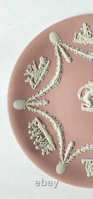 Assiette à gâteau en jaspe rose Wedgwood : Cupidon aiguisant ses flèches