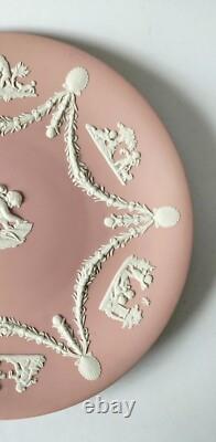 Assiette à gâteau en jaspe rose Wedgwood : Cupidon aiguisant ses flèches
