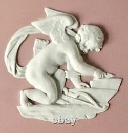 Assiette à gâteau en jaspe rose Wedgwood : Cupidon aiguisant ses flèches
