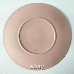 Assiette à gâteau en jaspe rose Wedgwood : Cupidon aiguisant ses flèches