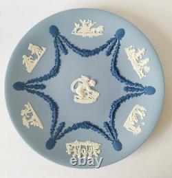 Assiette à gâteau en jaspe tricolore Wedgwood : Cupidon aiguisant sa flèche