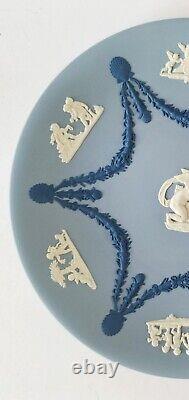 Assiette à gâteau en jaspe tricolore Wedgwood : Cupidon aiguisant sa flèche