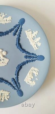 Assiette à gâteau en jaspe tricolore Wedgwood : Cupidon aiguisant sa flèche