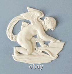 Assiette à gâteau en jaspe tricolore Wedgwood : Cupidon aiguisant sa flèche