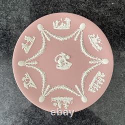 Assiette à gâteau rose en jasperware Wedgwood, Cupidon aiguisant ses flèches