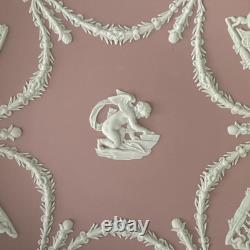 Assiette à gâteau rose en jasperware Wedgwood, Cupidon aiguisant ses flèches