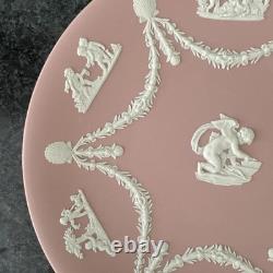 Assiette à gâteau rose en jasperware Wedgwood, Cupidon aiguisant ses flèches