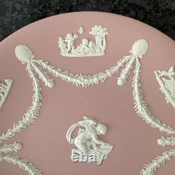 Assiette à gâteau rose en jasperware Wedgwood, Cupidon aiguisant ses flèches