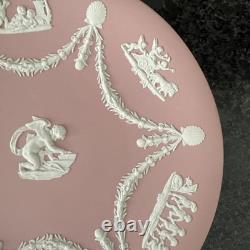 Assiette à gâteau rose en jasperware Wedgwood, Cupidon aiguisant ses flèches