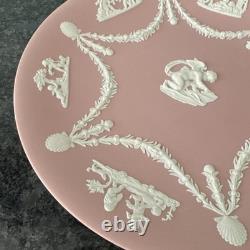Assiette à gâteau rose en jasperware Wedgwood, Cupidon aiguisant ses flèches