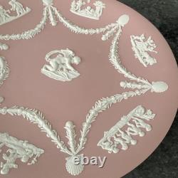 Assiette à gâteau rose en jasperware Wedgwood, Cupidon aiguisant ses flèches