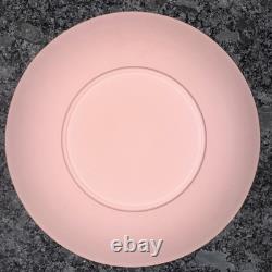 Assiette à gâteau rose en jasperware Wedgwood, Cupidon aiguisant ses flèches