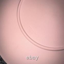 Assiette à gâteau rose en jasperware Wedgwood, Cupidon aiguisant ses flèches