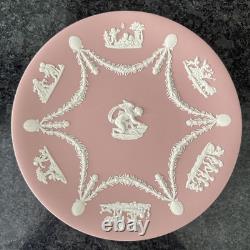 Assiette à gâteau rose en jasperware Wedgwood, Cupidon aiguisant ses flèches