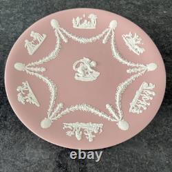 Assiette à gâteau rose en jasperware Wedgwood, Cupidon aiguisant ses flèches