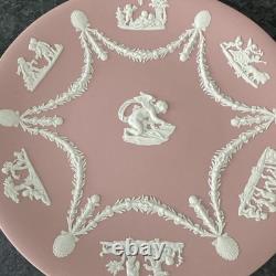Assiette à gâteau rose en jasperware Wedgwood, Cupidon aiguisant ses flèches