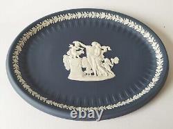 Assiette bleue en jaspe Wedgwood Portland avec Cupidon en boîte