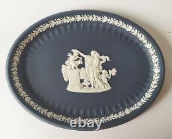 Assiette bleue en jaspe Wedgwood Portland avec Cupidon en boîte