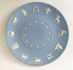 Assiette bleue en jaspe Wedgwood avec les 12 signes du zodiaque