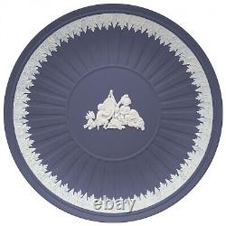 Assiette bleue en jaspe de Portland avec motif tourné à l'engin de l'Académie des nourrissons Wedgwood