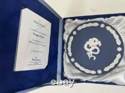 Assiette en Jasperware Dragon Wedgwood bleu Portland Millénaire année 2000 avec boîte