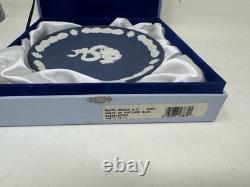 Assiette en Jasperware Dragon Wedgwood bleu Portland Millénaire année 2000 avec boîte