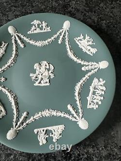 Assiette en jaspe Wedgwood teal de 22,5 cm. Très bon état.