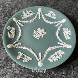 Assiette en jaspe Wedgwood teal de 22,5 cm. Très bon état.