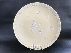 Assiette en jaspe jaune Wedgwood motif Primevère en excellent état