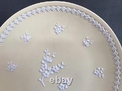 Assiette en jaspe jaune Wedgwood motif Primevère en excellent état