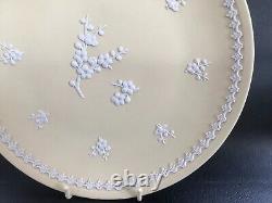 Assiette en jaspe jaune Wedgwood motif Primevère en excellent état