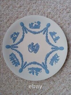 Assiette en jasper de Wedgwood bleu sur blanc avec chérubin RARE à trouver