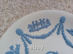 Assiette en jasper de Wedgwood bleu sur blanc avec chérubin RARE à trouver