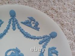 Assiette en jasper de Wedgwood bleu sur blanc avec chérubin RARE à trouver