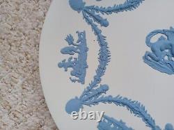 Assiette en jasper de Wedgwood bleu sur blanc avec chérubin RARE à trouver