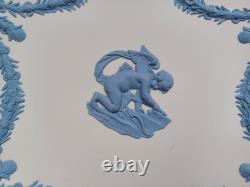 Assiette en jasper de Wedgwood bleu sur blanc avec chérubin RARE à trouver