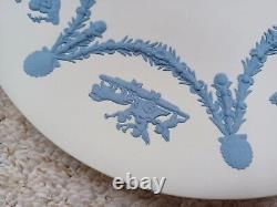 Assiette en jasper de Wedgwood bleu sur blanc avec chérubin RARE à trouver