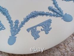 Assiette en jasper de Wedgwood bleu sur blanc avec chérubin RARE à trouver