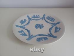 Assiette en jasper de Wedgwood bleu sur blanc avec chérubin RARE à trouver