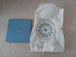 Assiette en jasper de Wedgwood bleu sur blanc avec chérubin RARE à trouver