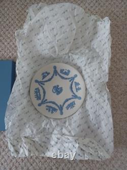 Assiette en jasper de Wedgwood bleu sur blanc avec chérubin RARE à trouver