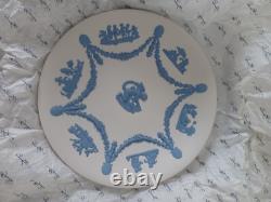 Assiette en jasper de Wedgwood bleu sur blanc avec chérubin RARE à trouver