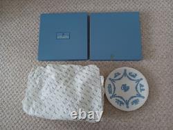 Assiette en jasper de Wedgwood bleu sur blanc avec chérubin RARE à trouver