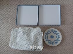 Assiette en jasper de Wedgwood bleu sur blanc avec chérubin RARE à trouver