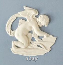 Assiette en tri-couleur Jasperware Wedgwood Cupidon aiguisant sa flèche