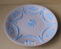 Assiette grande en Jasperware lilas et bleu Wedgwood avec Cupidon RARE