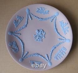 Assiette grande en Jasperware lilas et bleu Wedgwood avec Cupidon RARE