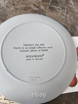 Assiette rare en jaspe gris et rose Wedgwood Mon Valentin 1985 édition limitée