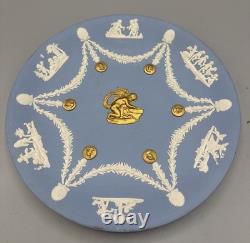 Assiette trophée en jaspe rare tri-couleur bleu, blanc, or, Cupidon aiguisant des flèches